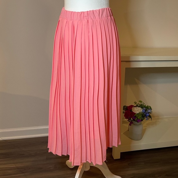 Dresses & Skirts - 💕 Pink Pleated Midi Skirt